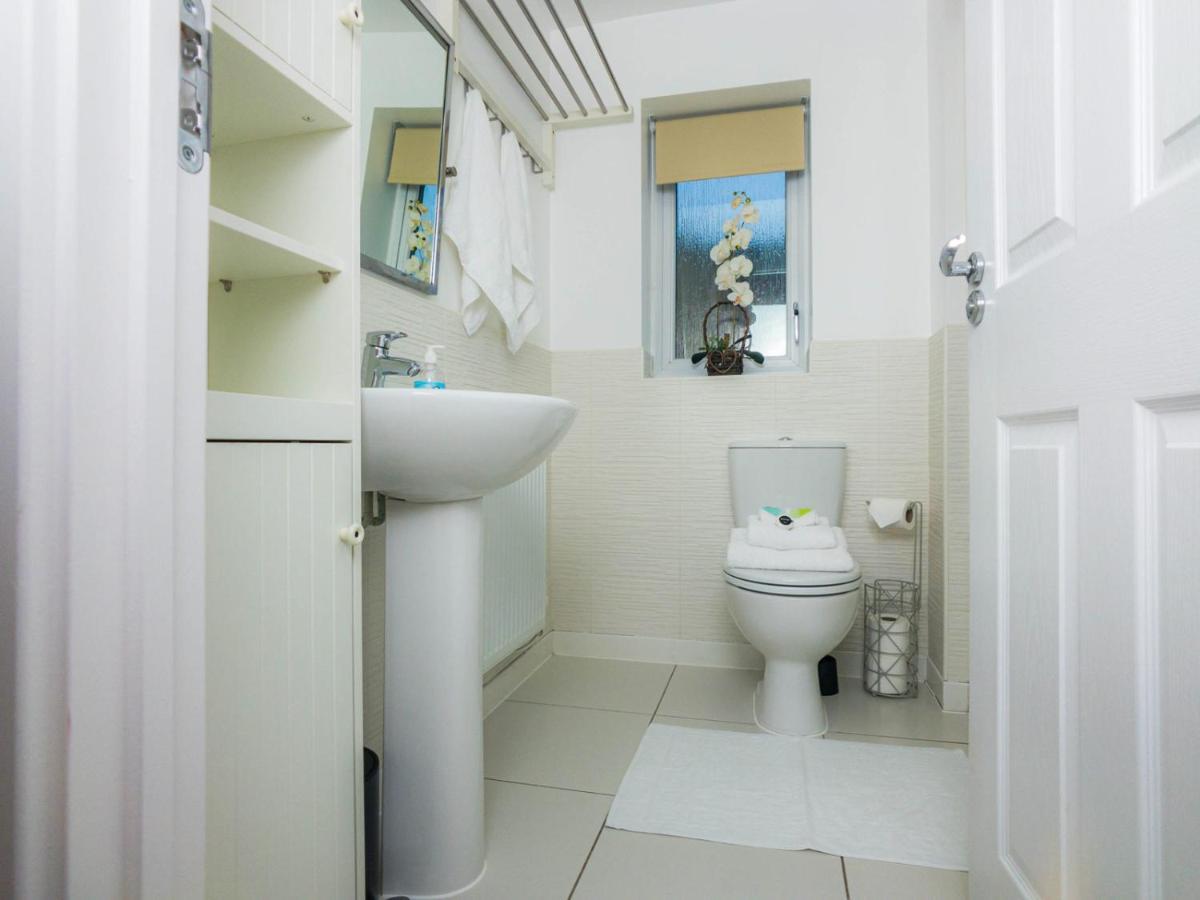 Modern 2 Bed House With Parking And Garden Villa Nottingham Bagian luar foto